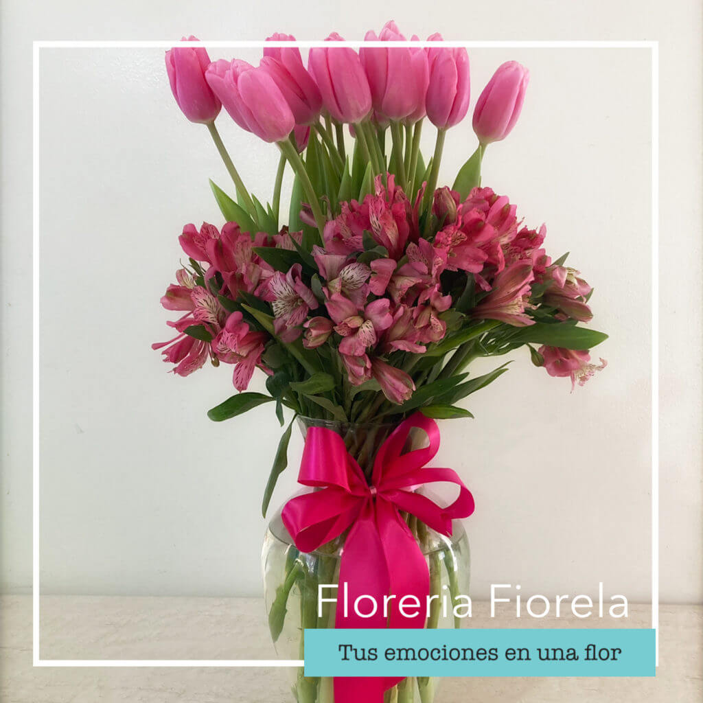 10 tulipanes en cristal - Cyrene (Arreglo de Rosas) - Florería en Línea